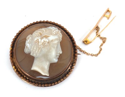 Lot 112 - A hardstone cameo brooch, the round hardstone...