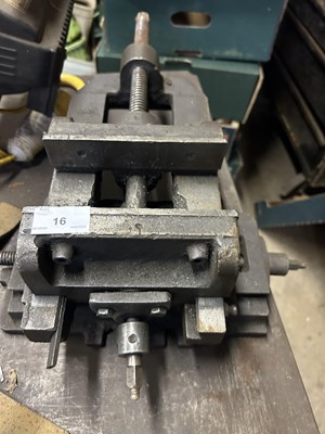 Lot 16 - An engineering vice