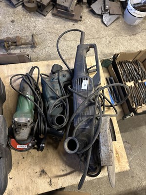Lot 32 - Mixed Lot:  A 9" angle grinder, a 4" angle...