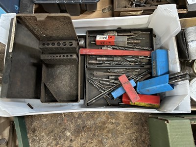Lot 51 - Mixed box of various sized drills, chucks,...