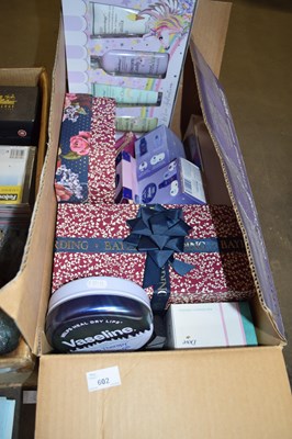 Lot 602 - BOX OF VARIOUS COSMETICS TO INCLUDE BAYLISS &...