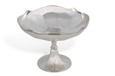 Lot 174 - A George V silver pedestal dish the shallow...