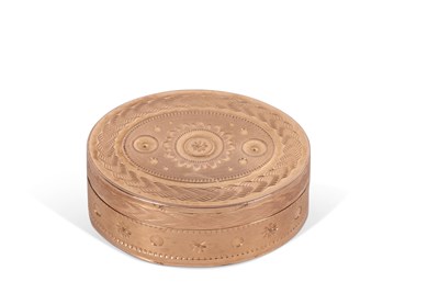 Lot 216 - A yellow metal vinaigrette of oval form, the...