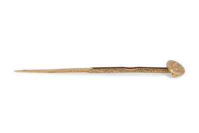 Lot 216A - An antique 18ct stamped pipe tamper, the...