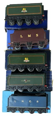 Lot 165 - A small collection of boxed Hornby Dublo 00...