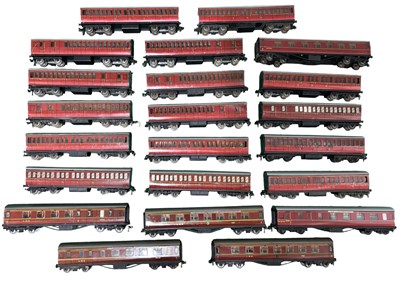 Lot 169 - A collection of various Hornby Dublo 00 gauge...