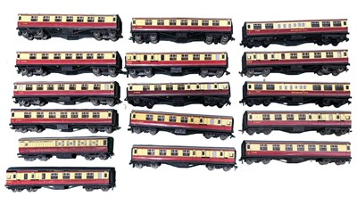 Lot 170 - A collection of various Hornby Dublo 00 gauge...