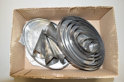 Lot 43 - Box of vintage biscuit cutters and other items