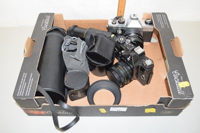 Lot 51 - A box of assorted cameras