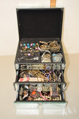 Lot 106 - A mirrored jewellery box and contents