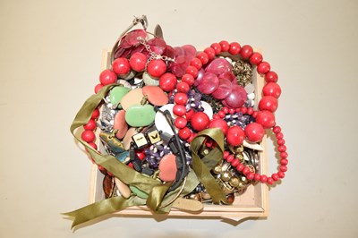 Lot 114 - Box of assorted costume jewellery
