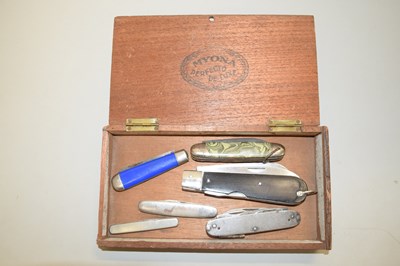 Lot 118 - Box of assorted pocket knives