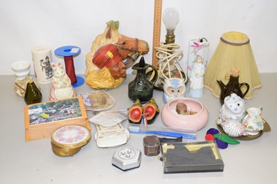 Lot 137 - Mixed Lot: Various assorted ornaments to...