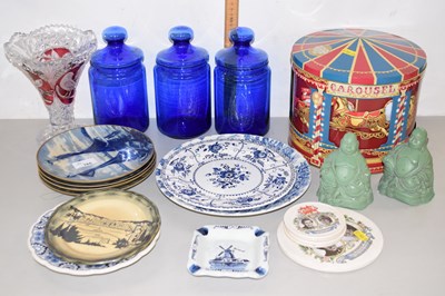Lot 165 - Mixed Lot: Modern blue glass jars, various...