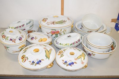 Lot 175 - A quantity of Royal Worcester Evesham and...