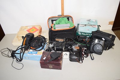 Lot 193 - Mixed Lot: Assorted cameras