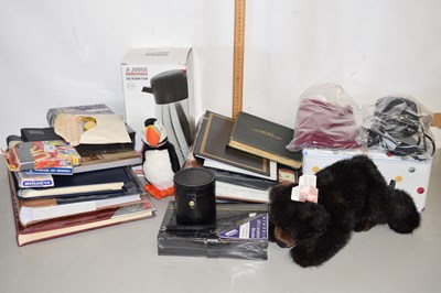 Lot 199 - Mixed Lot: Various photograph albums, cake...
