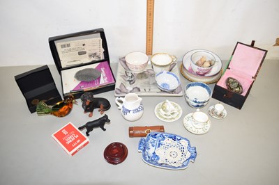 Lot 200 - Mixed Lot: Various tea bowls and saucers,...