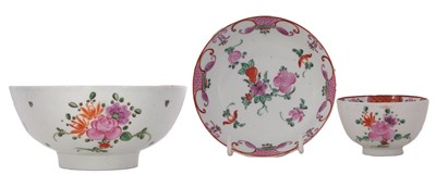 Lot 54 - A Lowestoft porcelain tea bowl and saucer with...