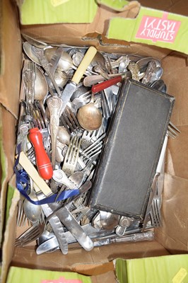 Lot 306 - A box of assorted cutlery