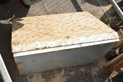 Lot 401 - A metal toolbox