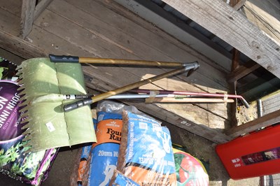 Lot 412 - Mixed lot of garden tools to include rake etc