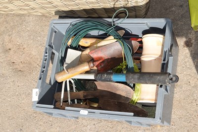 Lot 424 - Box of mixed gardening hand tools