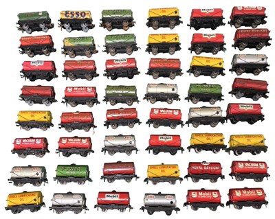 Lot 168 - A collection of various Hornby Dublo 00 gauge...