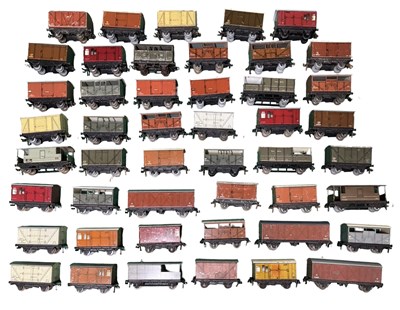Lot 167 - A collection of various Hornby Dublo 00 gauge...