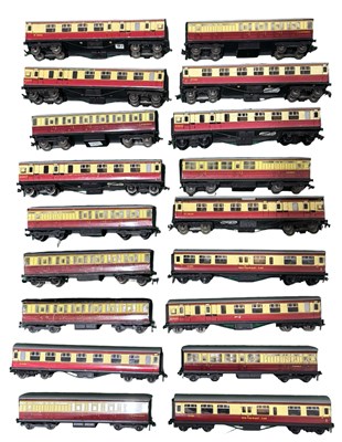 Lot 162 - A collection of various Hornby Dublo 00 gauge...