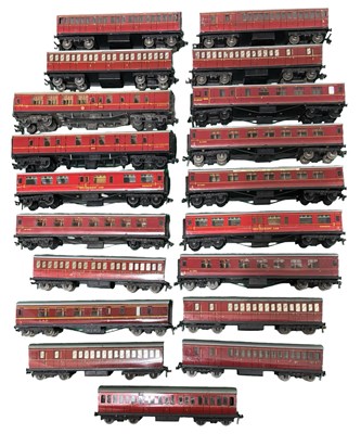 Lot 163 - A collection of various Hornby Dublo 00 gauge...