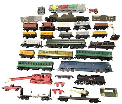 Lot 172 - A collection of various Hornby Dublo 00,...