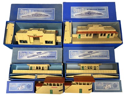 Lot 174 - A collection of various boxed Hornby Dublo D1...