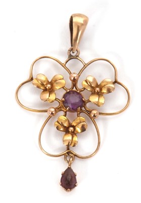 Lot 91 - A 9ct Edwardian pendant, set with three leaf...