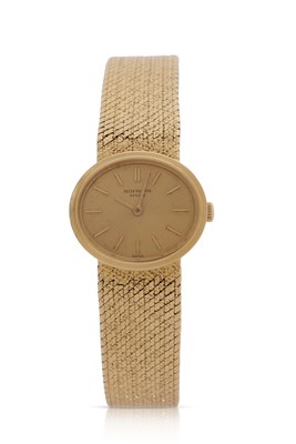 Lot 235 - A ladies Patek Philippe 3349 18ct gold watch,...