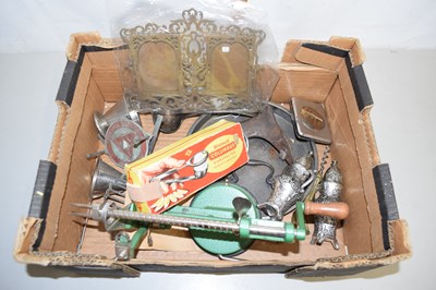 Lot 25 - Mixed Lot: Various vintage kitchen ware, brass...