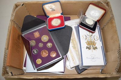 Lot 106 - A box of various cased coins to include box...