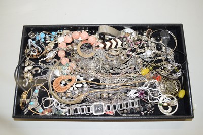 Lot 111 - A box of assorted costume jewellery