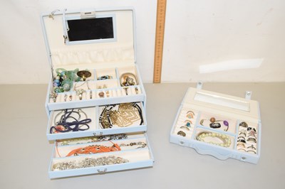 Lot 118 - Case of assorted costume jewellery