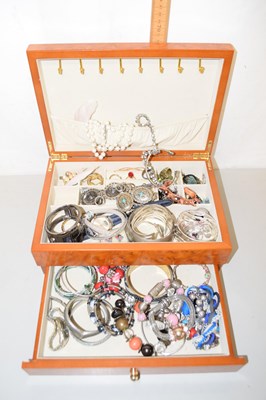 Lot 120 - A modern jewellery cabinet and various contents