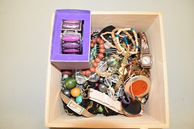 Lot 124 - Box of assorted costume jewellery