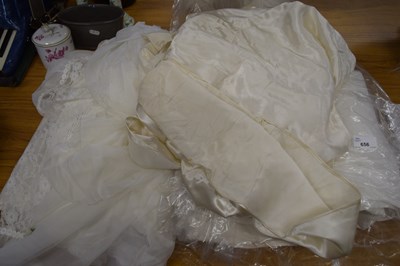 Lot 656 - MIXED LOT : WEDDING DRESS, VARIOUS LINEN ETC