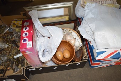 Lot 672 - ONE BOX VARIOUS MIXED HOUSEHOLD WARES TO...