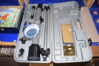 Lot 522 - A telescope, cased