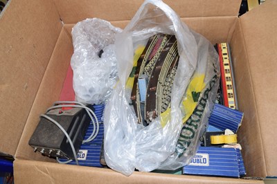 Lot 622 - Assorted trains and track