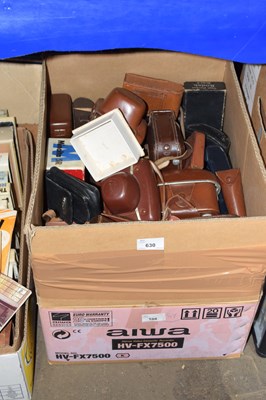 Lot 630 - A large box of assorted vintage camera cases