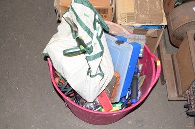 Lot 867 - Quantity of gardening and household tools