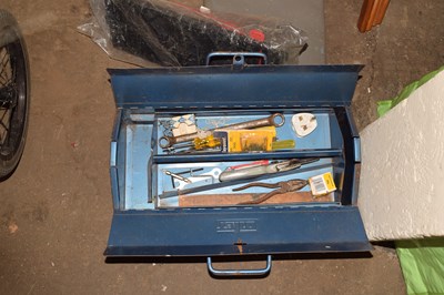 Lot 910 - Metal toolbox and assorted contents