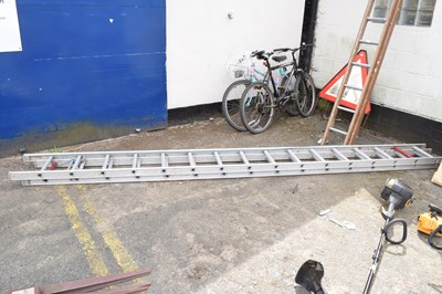 Lot 933 - Two section aluminium ladder