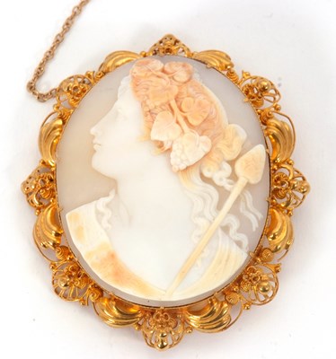 Lot 109 - A cameo brooch, the oval shell cameo of a lady...